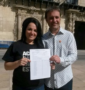 Natxo Bellido y Mª José Espuch con el listado de la candidatura de Compromís per Alacant